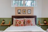 Colorful modern suite near Blue Ridge Parkway and Biltmore