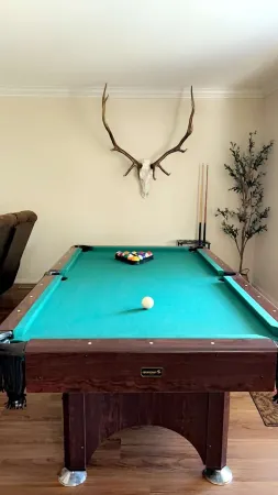 Cozy home in Mid-town Ruidoso. Enjoy the pool table and Hot tub. Отели рядом с достопримечательностью «Moon Mountain»