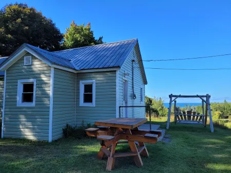 Amazing Lake Superior View from Ridge Road w/2 Car Heated Garage, Pet Friendly