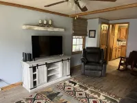 Charming Eagle Bay Cottage — 2 min walk to private Fourth Lake beach!