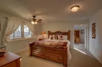 Big Sky Retreat - Incredible Mountain Views! Hike, golf, relax and unplug!