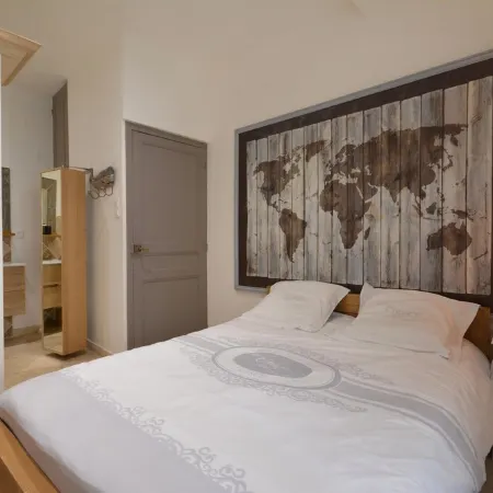 At the foot of the Arles bullring, attractive renovated town house