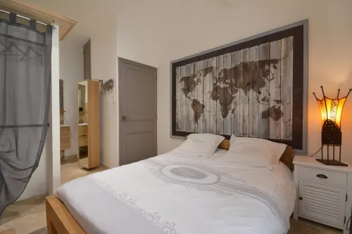 At the foot of the Arles bullring, attractive renovated town house - Bungalows
