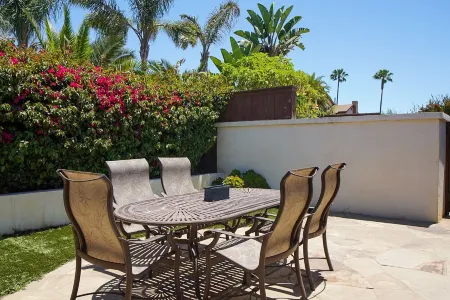 Gorgeous Detached Custom Craftsman Home - Walk to Beach!