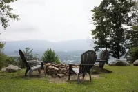 Cabin with beautiful mountain and valley views The Adventure Guild 주변 호텔
