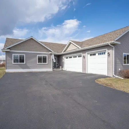 ISLAND OASIS - Immaculate & Newer 3BR/3BA home + GAME ROOM. Ice Fishing/Skiing++
