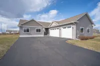 ISLAND OASIS - Immaculate & Newer 3BR/3BA home + GAME ROOM. Ice Fishing/Skiing++ - Gym