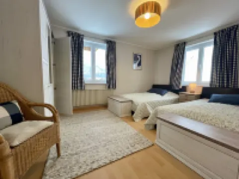 Sunny, spacious & fully equipped, castle views, close to lake/beach, restaurants