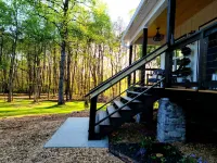Beautiful and Private Modern Cottage on 20 Acre Flower Farm!