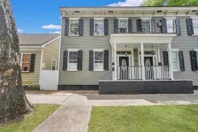 Tranquil Haven by Forsyth7 minutes walk to Forsyth Park w/ deck and pool!!