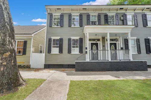 Tranquil Haven by Forsyth7 minutes walk to Forsyth Park w/ deck and pool!!