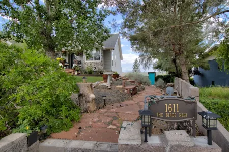 The Bird's Nest on Route 66  Great location right off the I-40 Отели в г. Холбрук