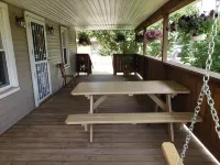 Conveniently located 2 bedroom home only minutes from hiking and state park fun! Hotel a Trumbull County