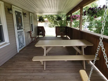 Conveniently located 2 bedroom home only minutes from hiking and state park fun! Отели в г. Чемпион Хайтс