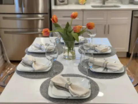 Spacious Downtown 2BR w/ Parking