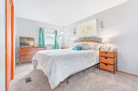 LAKEFRONT RETREAT with private dock, Relax, play & gather with family & friends.