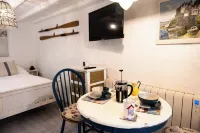 Entire Harbourside Lodge and Courtyard, just a few feet from Mevagissey Harbour