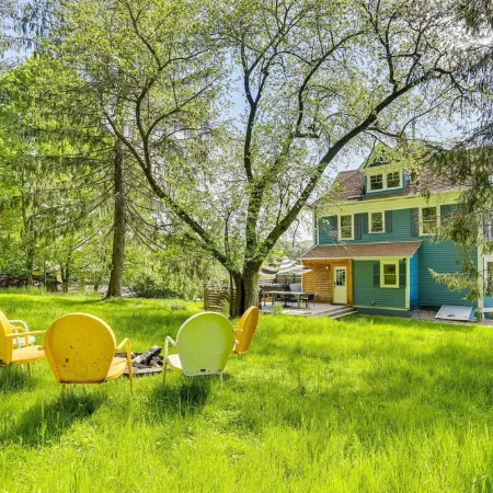 Dancing Doe Estate with Wood Stove, Hot Tub & Firepit Отели в г. Калликун