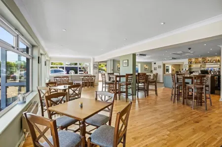 Cosy 2 Bedroom Lodge with onsite Pool