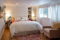 Mid-century modern walk to ocean, restaurants, and shops. Open for the holidays