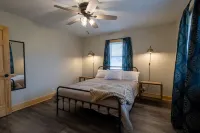 Quilter's retreat with 3 quilting spaces and 2 full bathrooms!
