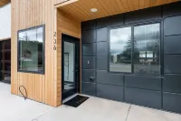 Modern on Main-Walking Distance to Downtown Hill City and Mickelson Trail! Hotels in Hill City