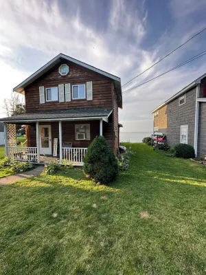Direct Lakefront Cottage, Modern 2-bedrm Cottage in Point Breeze with WiFi & AC