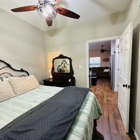 Lookout Guest House: One Bedroom Country Living