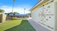 Unique 3-bed, 2-bath house with Pool, Hot Tub, and Hi-Spd Wifi in Optimist Park