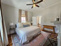 Remodeled historic home! Steps away from dining & shops - Easy walk to Old Salem Hotel in zona M.C. Benton Jr. Convention Center