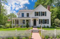 Cape Porpoise village with harbor views.  Walk to shops and restaurants.