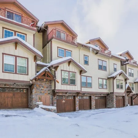 Cozy Pet & Family-Friendly Condo Near Winter Park•Heated Garage•Trails•Sleeps 6