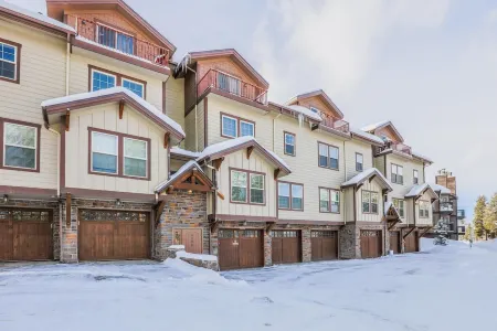 2 bed 2 bath Condo, Heated Garage on Winter Park Bus Route, Sleeps 6 comfortably