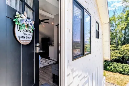 Cozy Barn Cottage Retreat nestled in the vineyards of Eola-Amity Hills