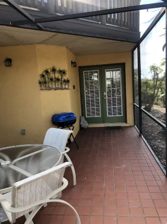 Villa Siesta Pines Townhome 5 minutes to Sanibel Causeway and Fort Myers Beach.