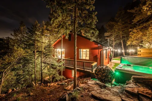 Upscale Remolded Modern Mountain Cabin l HOT TUB l Valley view l King suites