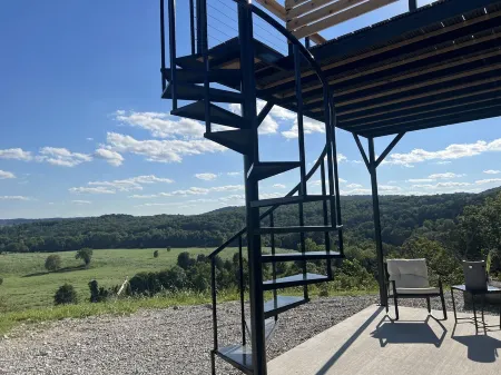 Cozy Shipping Container Home with River View near Eureka Springs Отели в г. Carroll County