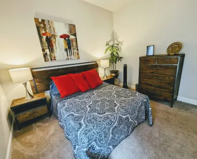Private apartment style suite. Close to National Parks. Best deal in town. Hotel in zona California Health Sciences University - CHSU