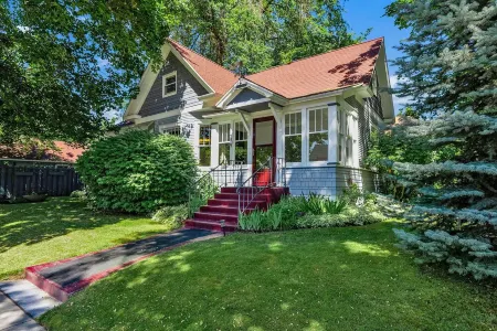 Story book 1920's home in down town Coeur d'Alene with AC, WiFi