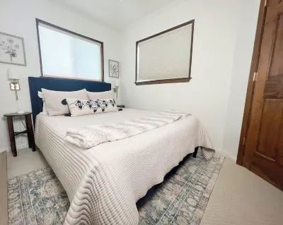 Charming 3 BR Summit condo, mins walk to slopes Отели в г. 