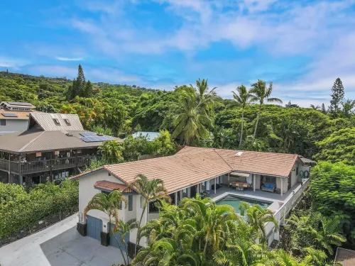 Breathtaking Panoramic Ocean Views, Crystal Blue Pool, Hot Tub, BBQ Grill!