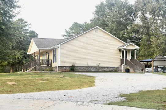 Madison, Huntsville Alabama 4 Bedroom Vacation Rental on a 1 Acre Lot