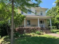 4-bedroom farmhouse in Clarendon Walk to Metro, Shops, Nightlife Best Location