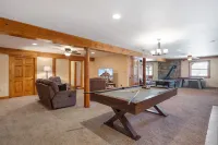 Luxury Cabin w/Heated Pool, 22Min to 7 Springs, HotTub, Sauna, Game Room & Views