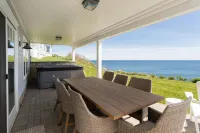 Luxurious Oceanfront Property: A Cruising Feeling Awaits You !