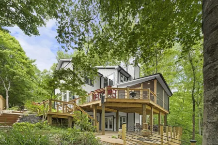 Shady Shoals - Lakefront; Quiet Cove; Huge Dock; Pool Table; Walk to State park