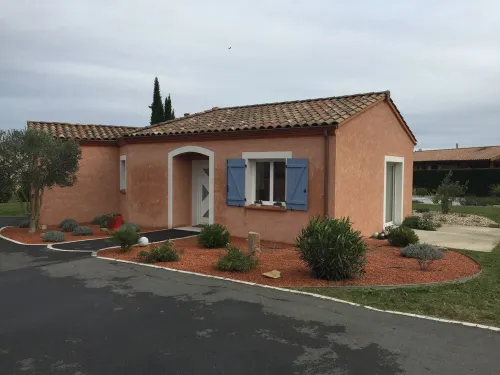Air-Conditioned Single-Storey House with 3 Bedrooms and Swimming Pool