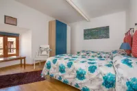A romantic loft in the enchanting city of Siena with lift, Air C. and WIFi Hotels in Drago