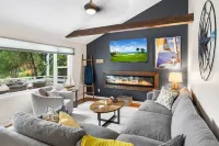 Lake views and minutes from Lawsonia Golf Course and downtown Green Lake. Hotels in Brooklyn