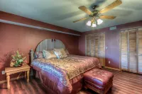 6100 sf, Beds for 32, Hot Tub, Theatre, Game Rm , Entertainers Dock, 310' Shore